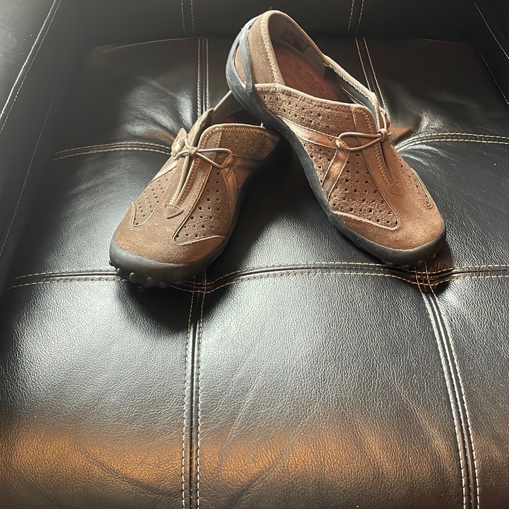 Clarks shoes- Comfortable like new walking shoes. Worn 3 times, 7M “Collection”